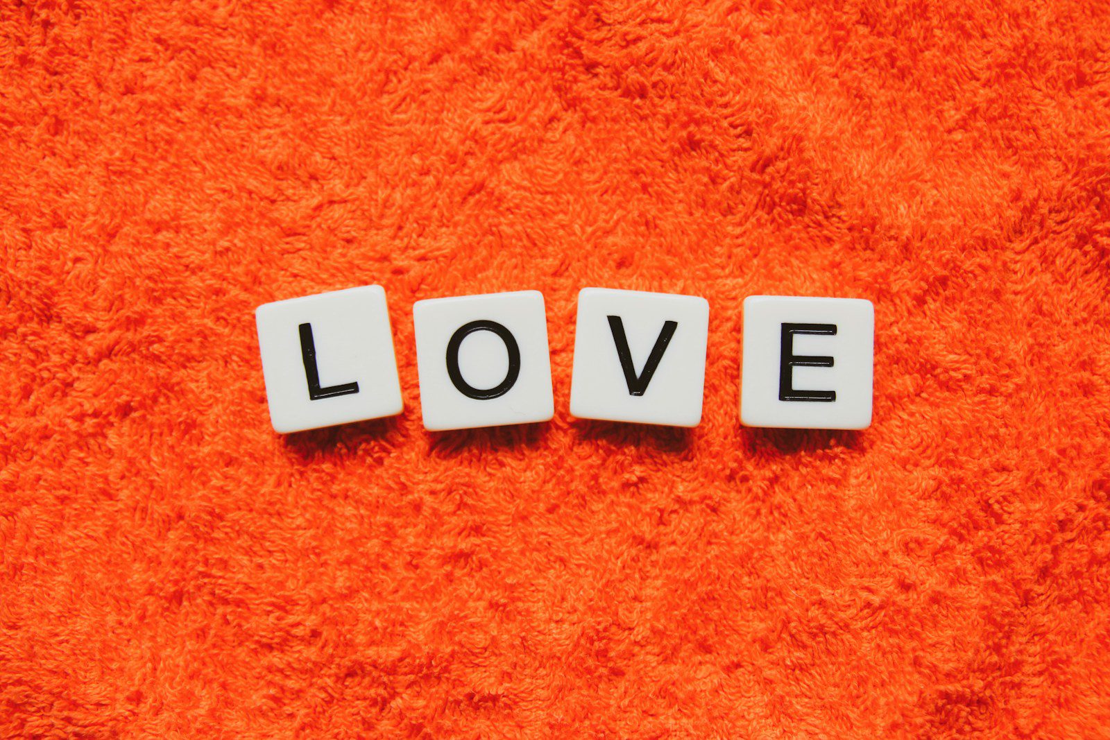 L’Amore come Forma di Altruismo: Riflessioni sulla Felicità Condivisa